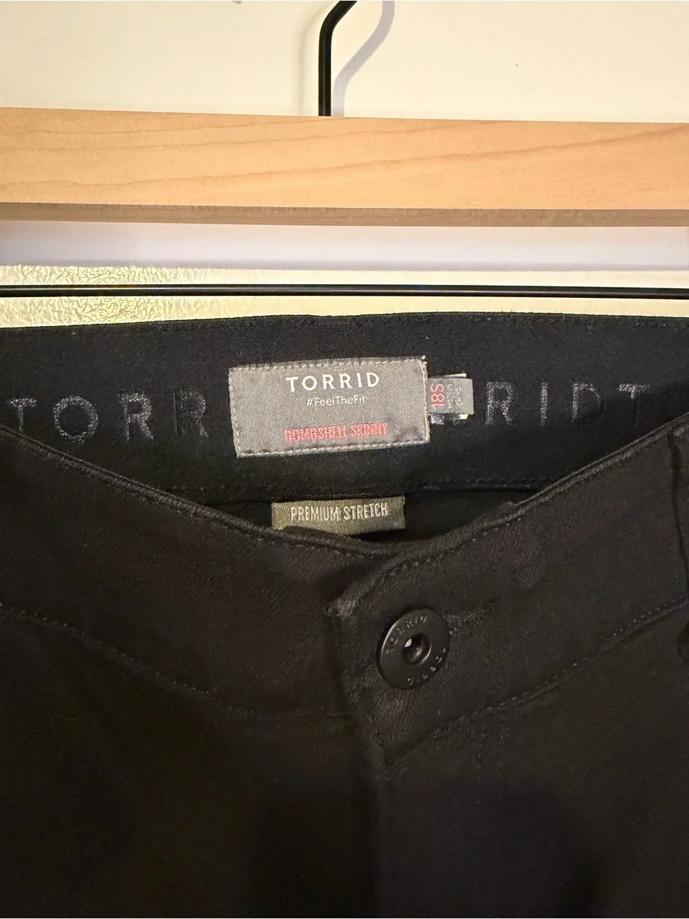 EUC Torrid Bombshell Skinny Premium Stretch High-Rise Destructed Jean - 18S